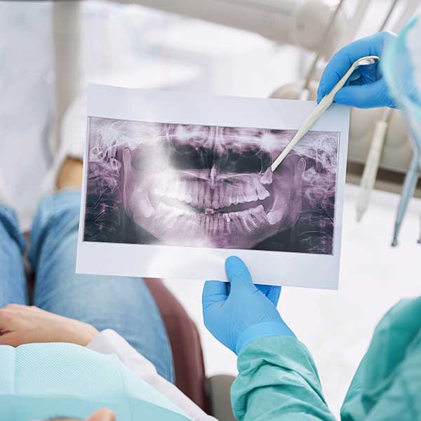 Los cuidados dentales preventivos son importantes en la odontología. En Clínica Dental Carlos Sáiz encontrarás los mejores tratamientos preventivos<br />
