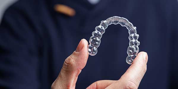 Ortodoncia invisible, más cómoda y sin molestias para construir tu sonrisa perfecta. Clínica dental Carlos Sáiz en Chamartín y calle Serrano en Madrid